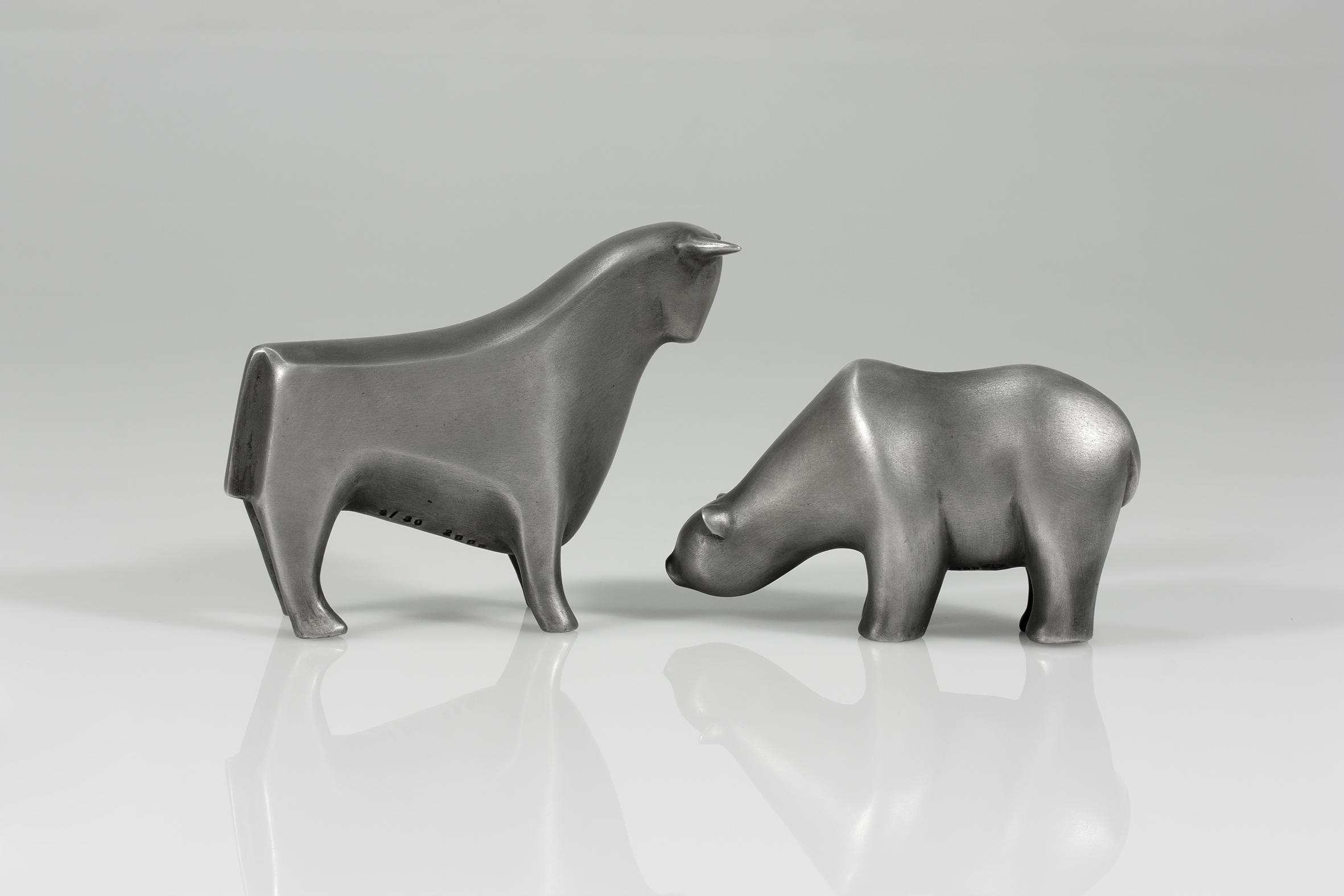 Bulle und Bär – Skulptur aus Bronze